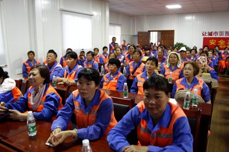 集團公司黨支部組織一線員工集中觀看《厲害了，我的國》